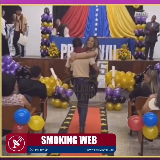 Gesto Conmovedor: Joven Venezolano Carga a su Compañera con Discapacidad para Recibir Juntos el Títu