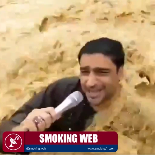 Periodista pakistaní es arrastrado por la corriente durante cobertura en vivo de inundaciones