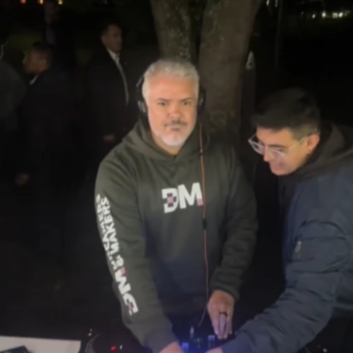 Iván Duque sorprende al público con su faceta de DJ en Bogotá