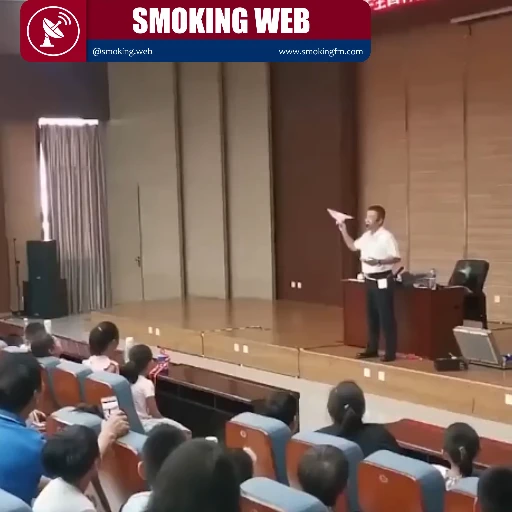 La apuesta del "A" perfecto: Un docente de física desafía a su clase con un avión de papel.