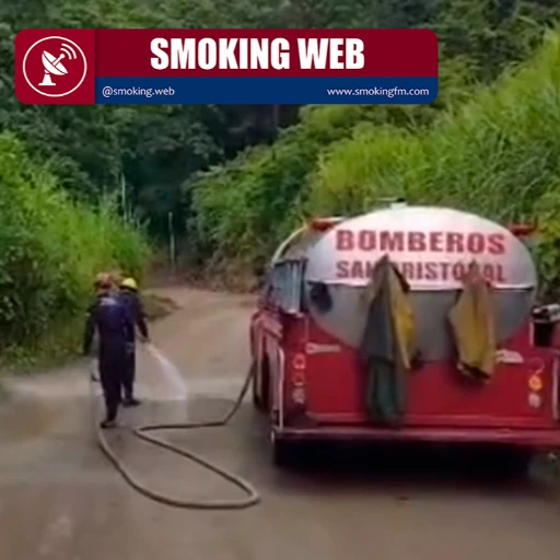 Bomberos de San Cristóbal ejecutan labores de limpieza para despejar el barro en la vía al municipio