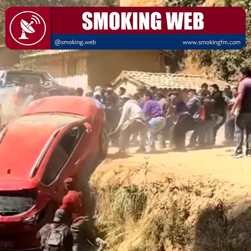 Comunidad une fuerzas para rescatar un vehículo caído a un zanjón en una vía rural