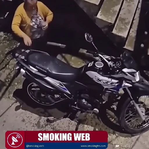 Bendición Viral: Abuelita Bendice la Moto de su Nieto, Conmoviendo a Redes Sociales