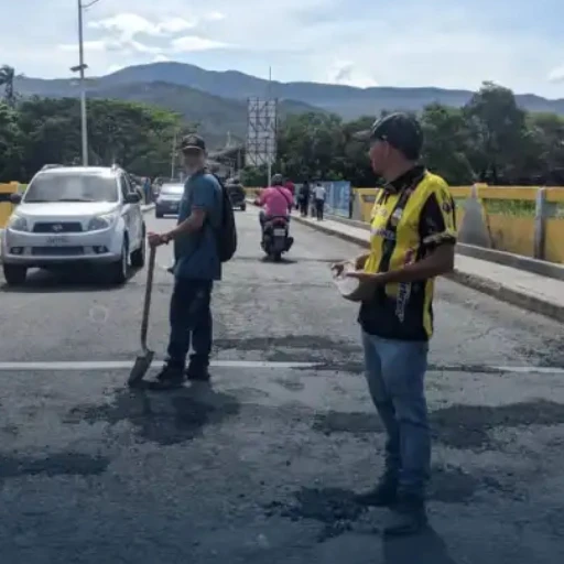 Se rebuscan con «bacheos» en vías como el tramo binacional