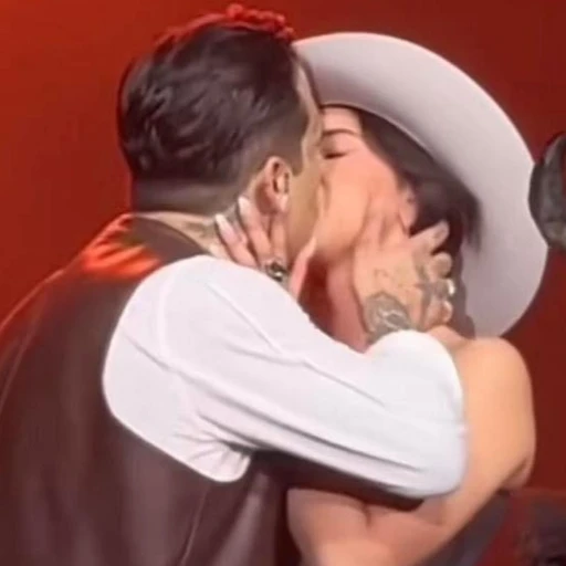 Christian Nodal y Ángela Aguilar consuman su amor con un beso en pleno concierto